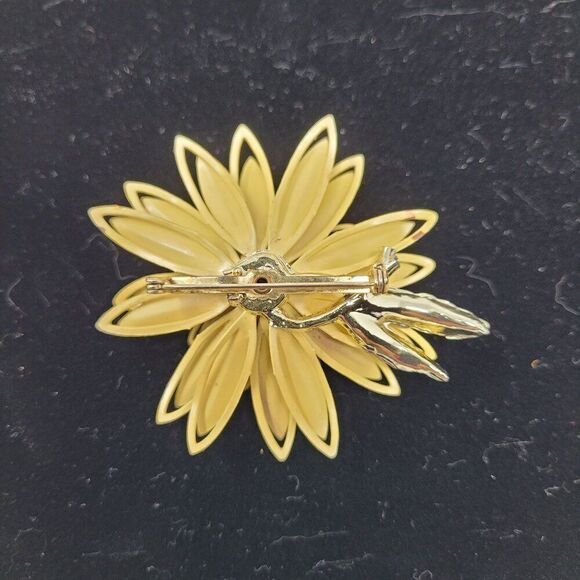 Vintage 3D Pearlized Beige Enamel Flower Brooch Pin Faux Pearl Center Collectibl - Picture 5 of 11